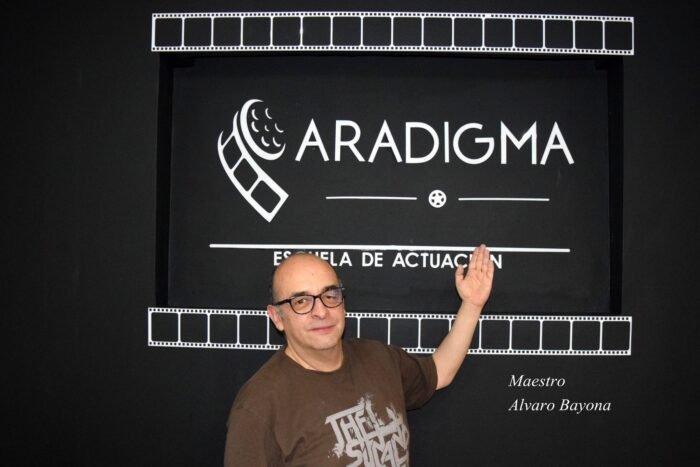 El maestro Alvaro Bayona es uno de los profesores de la Escuela de Actuación de Cine y Televisión Paradigma.